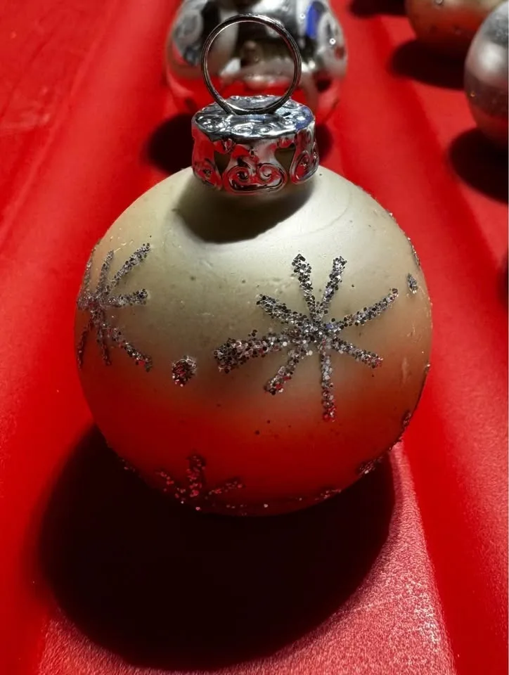 Place card holders and tablescape confetti image indicator(2)