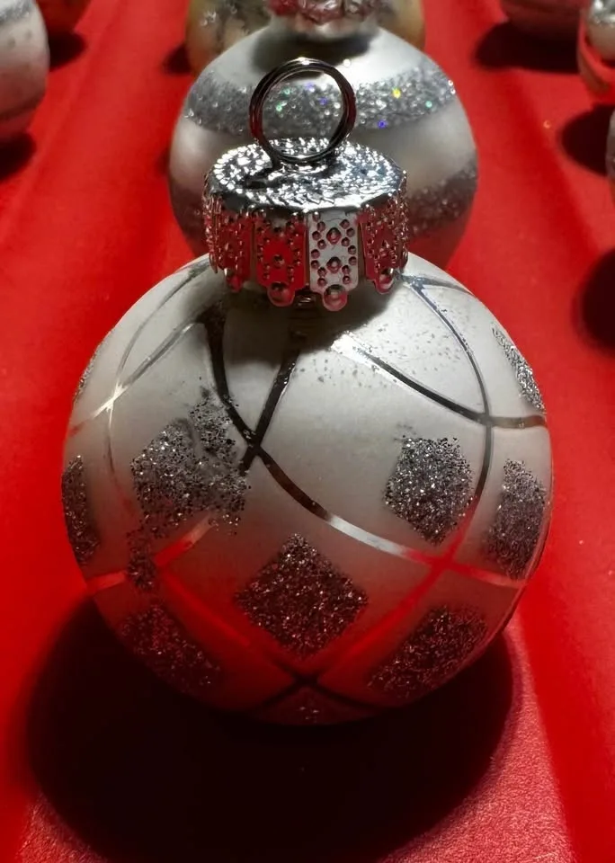 Place card holders and tablescape confetti image indicator(3)