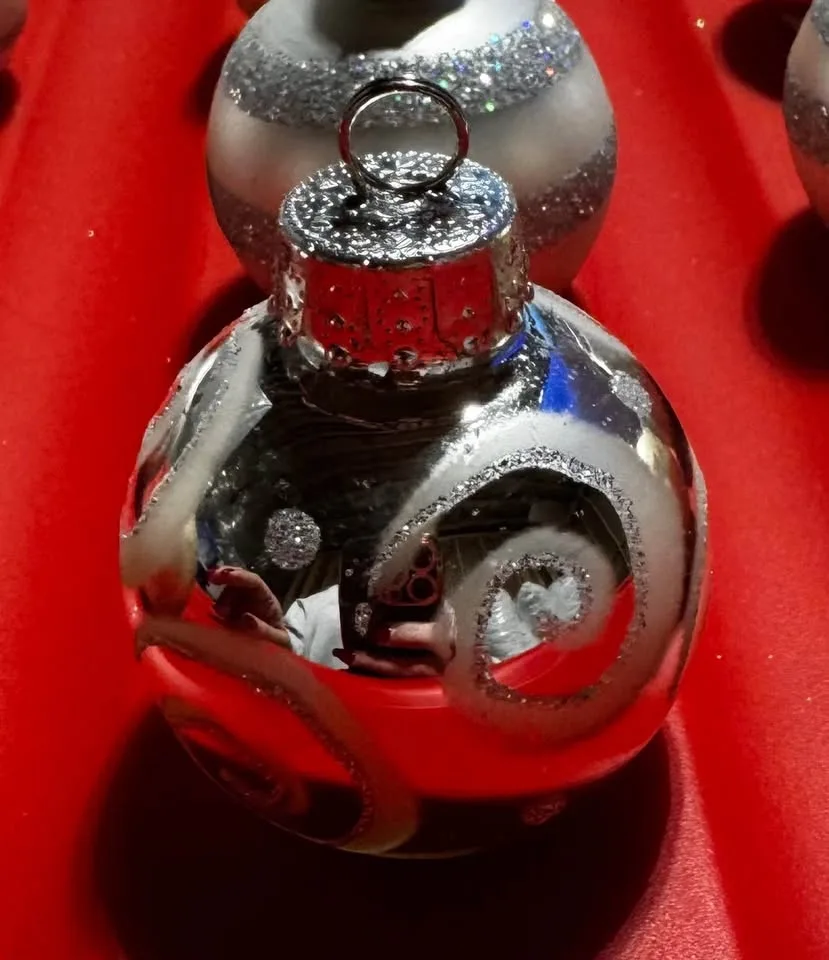 Place card holders and tablescape confetti image indicator(4)