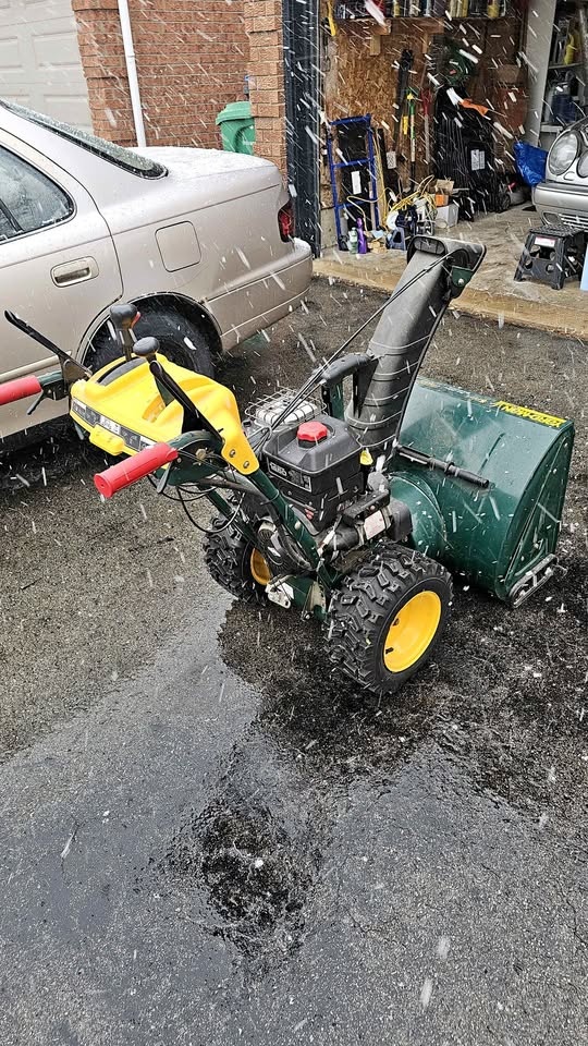 28" 305 CC yardman snowblower with auger