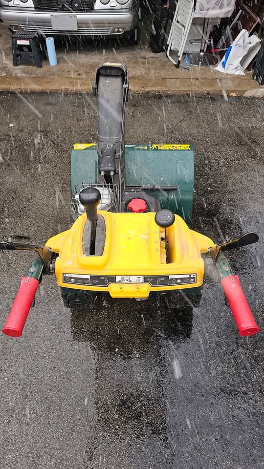 28" 305 CC yardman snowblower with auger - photo 3