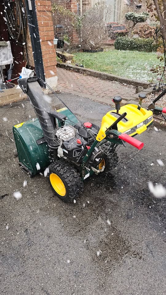 28" 305 CC yardman snowblower with auger - photo 5