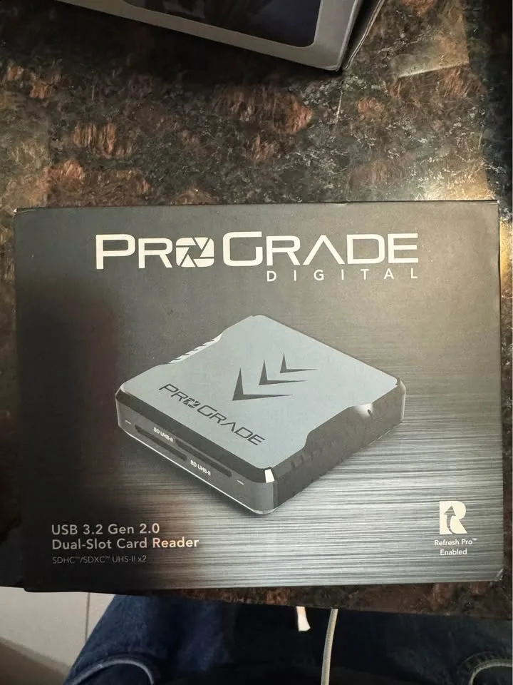 SD UHS-II Dual-Slot Memory Card Reader by ProGrade Digital image indicator(2)