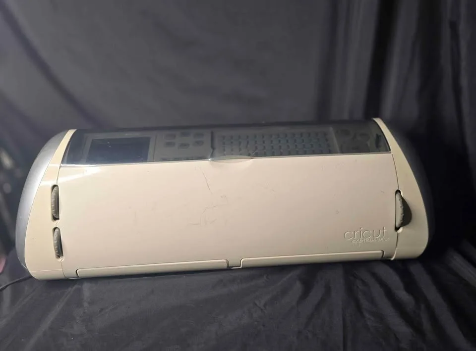 Cricut Expression + Cartridges image indicator(2)