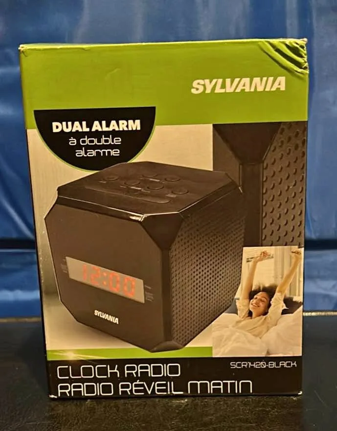 Sylvania Cube clock radio