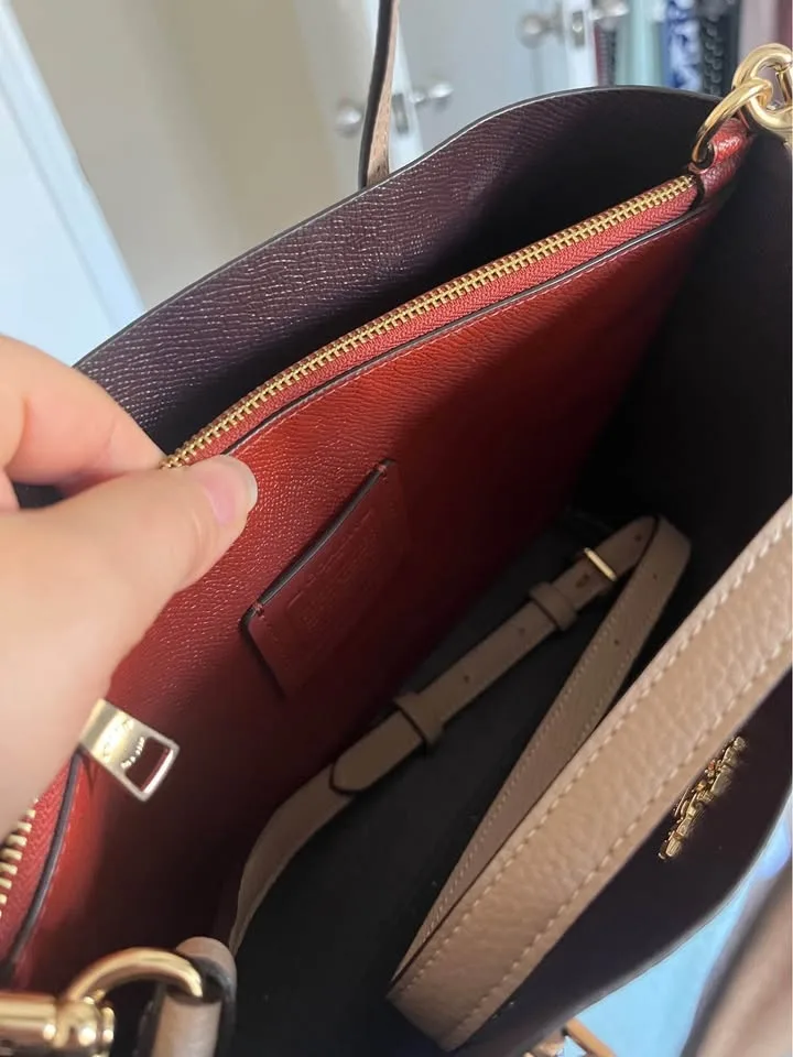 Coach handbag ( it’s available) image indicator(4)