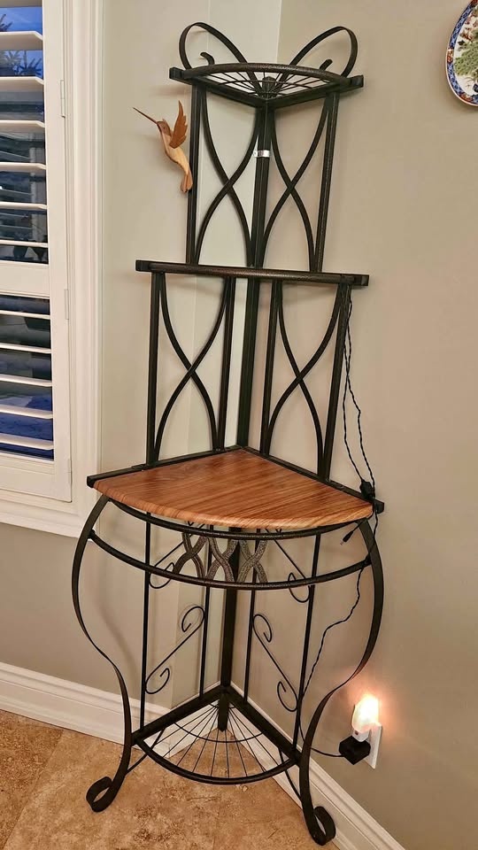 Corner shelf