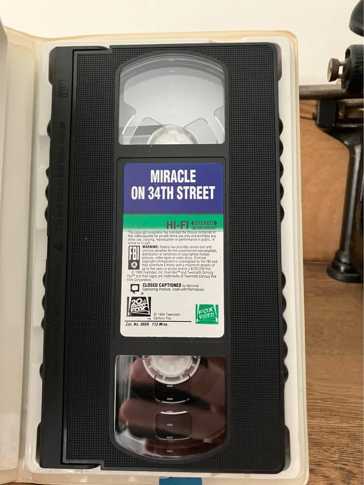 Miracle in 34th St VHS - photo 2