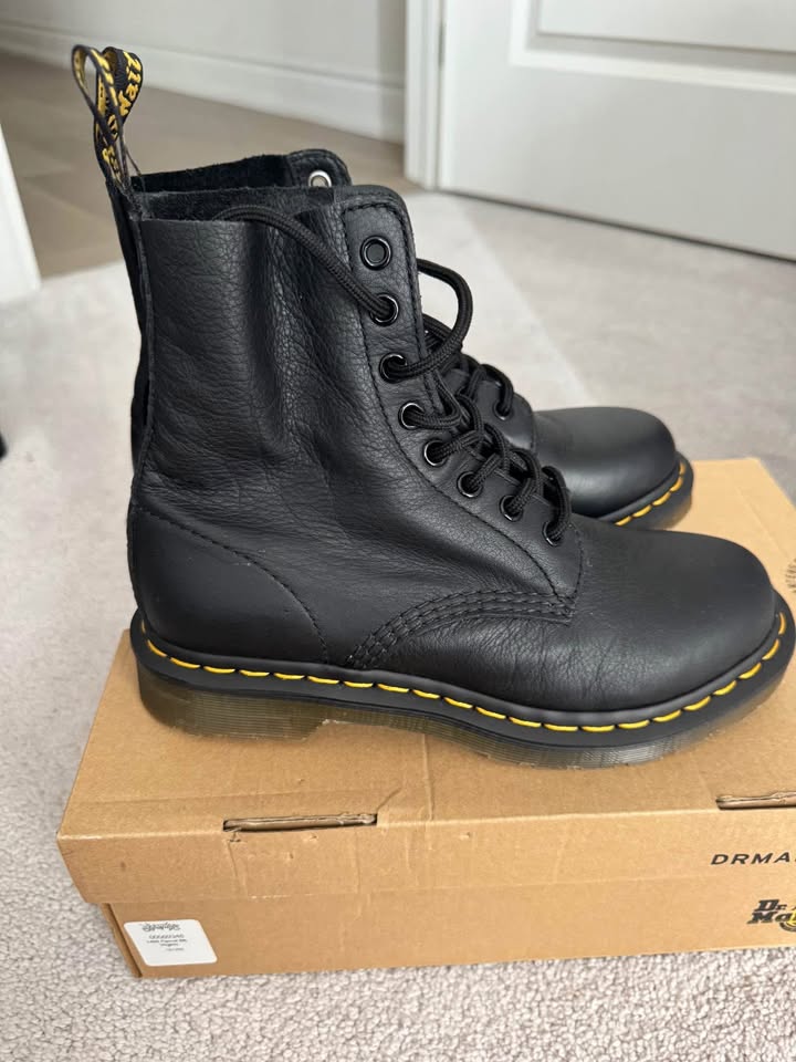 Women’s Dr Martens - Size 7 - photo 2