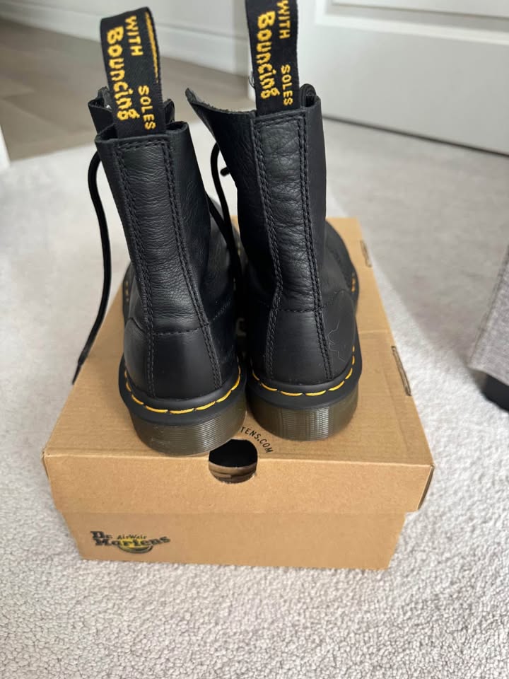 Women’s Dr Martens - Size 7 - photo 3
