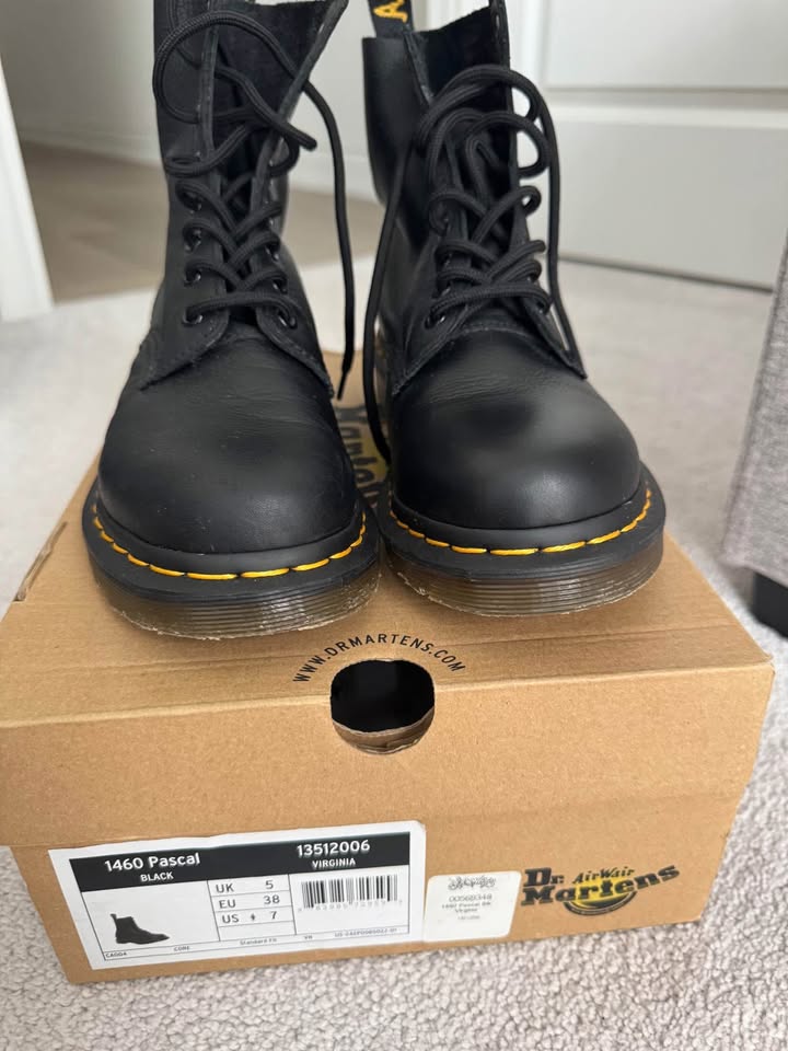 Women’s Dr Martens - Size 7 - photo 4