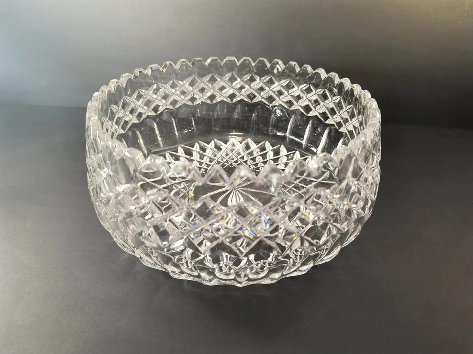 Pressed Glass Serving Bowl – Diamond & Starburst Design image indicator(2)