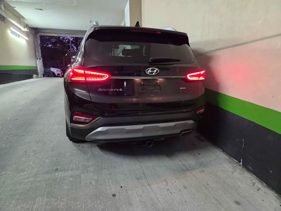2020 Hyundai Santa Fe · 2.4 Limited Sport Utility 4D image indicator(9)