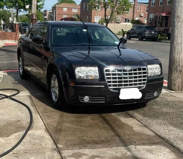 2005 Chrysler 300 · 300 Sedan 4D image indicator(2)