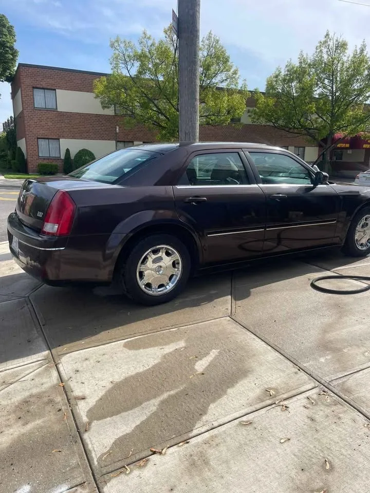 2005 Chrysler 300 · 300 Sedan 4D image indicator(4)