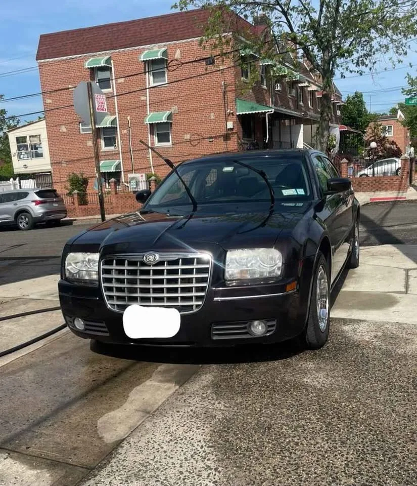 2005 Chrysler 300 · 300 Sedan 4D image indicator(8)