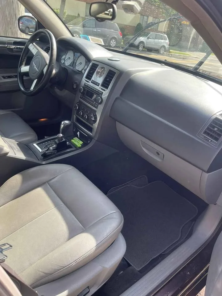 2005 Chrysler 300 · 300 Sedan 4D image indicator(9)