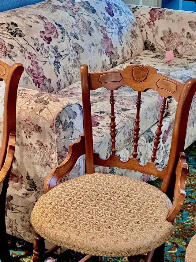 Vintage wooden chair image indicator(2)