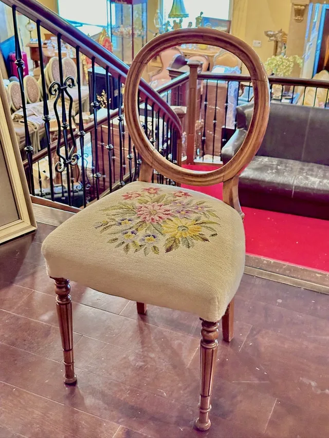 Vintage wooden chair image indicator(5)