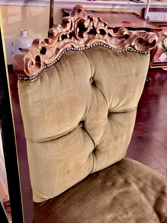 Vintage chairs image indicator(2)