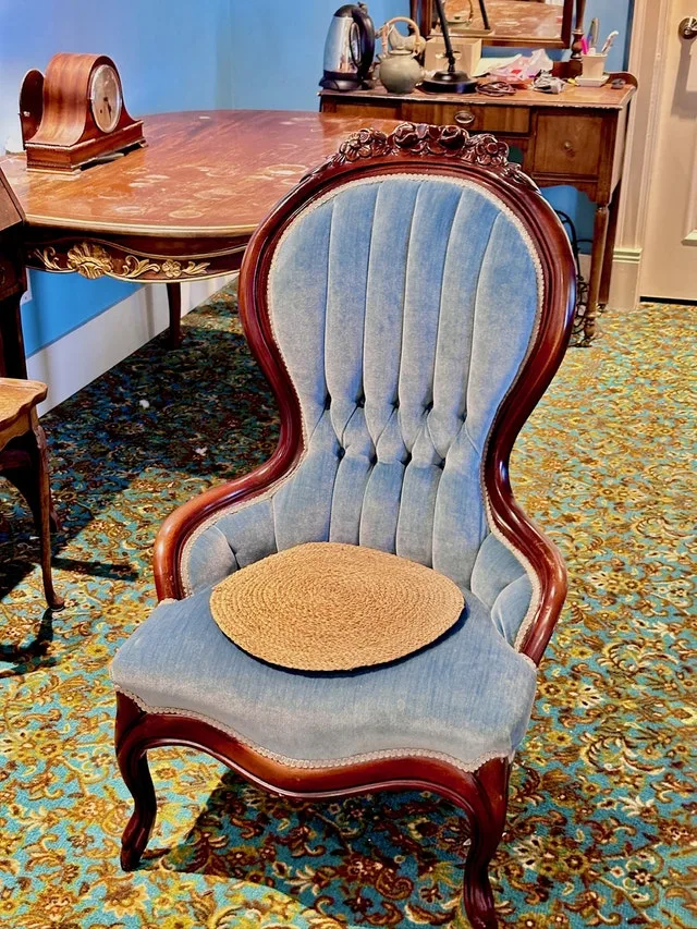Victorian-style curved walnut accent chair