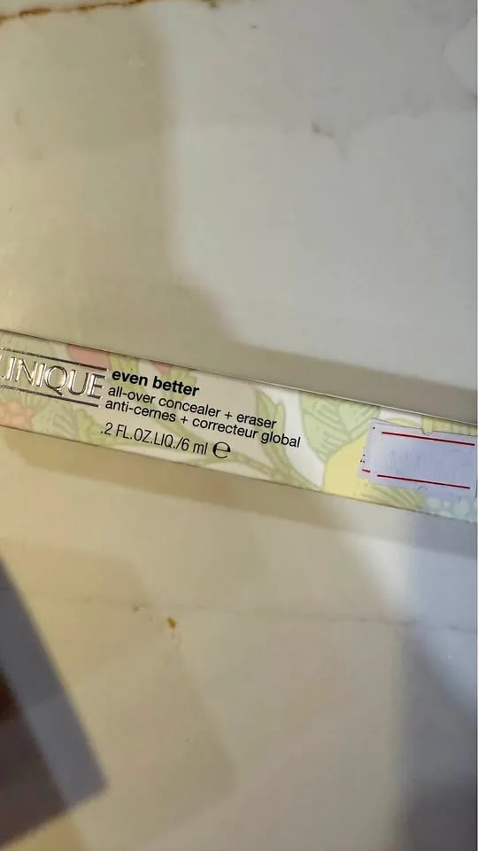 CLINIQUE all-over concealer + eraser