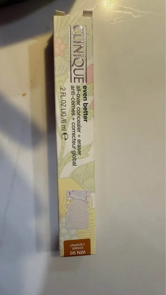 CLINIQUE all-over concealer + eraser image indicator(2)