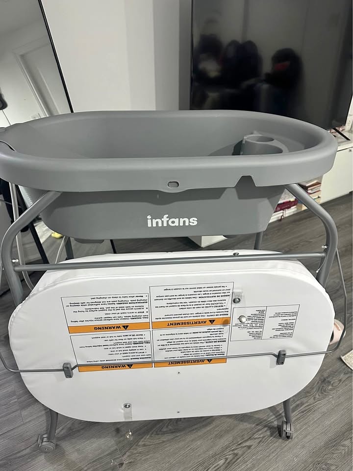 ✨ Brand New Baby diaper Changing Table w/ Bathtub ✨