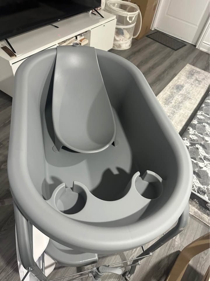 ✨ Brand New Baby diaper Changing Table w/ Bathtub ✨ - photo 3