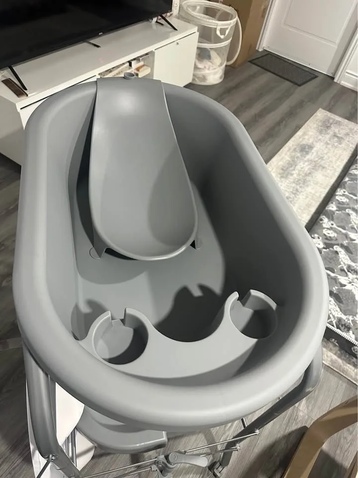 ✨ Brand New Baby diaper Changing Table w/ Bathtub ✨ image indicator(3)