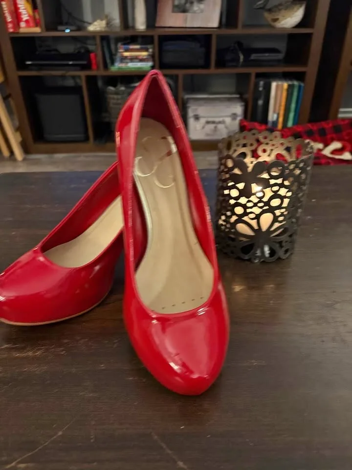 Just in time! Red heels size 9 W