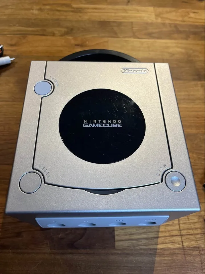 Platinum GameCube (DOL-001) Ready to Play image indicator(8)