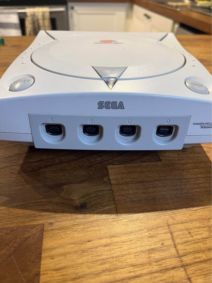 Sega Dreamcast (Console + Controller + Mem Card - NO CABLES) - photo 3