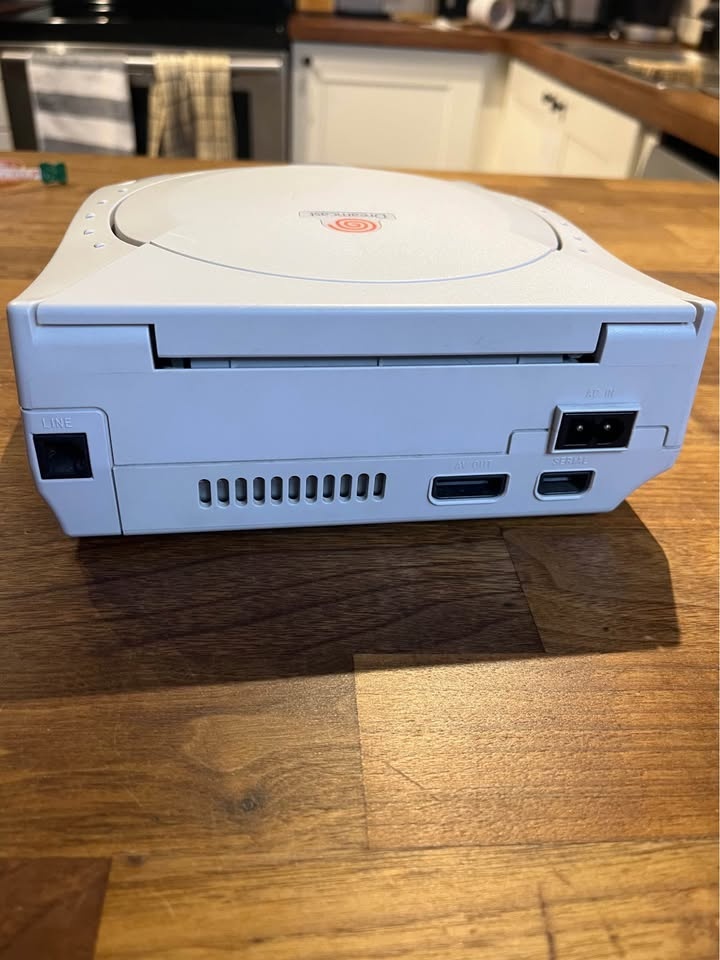 Sega Dreamcast (Console + Controller + Mem Card - NO CABLES) - photo 4