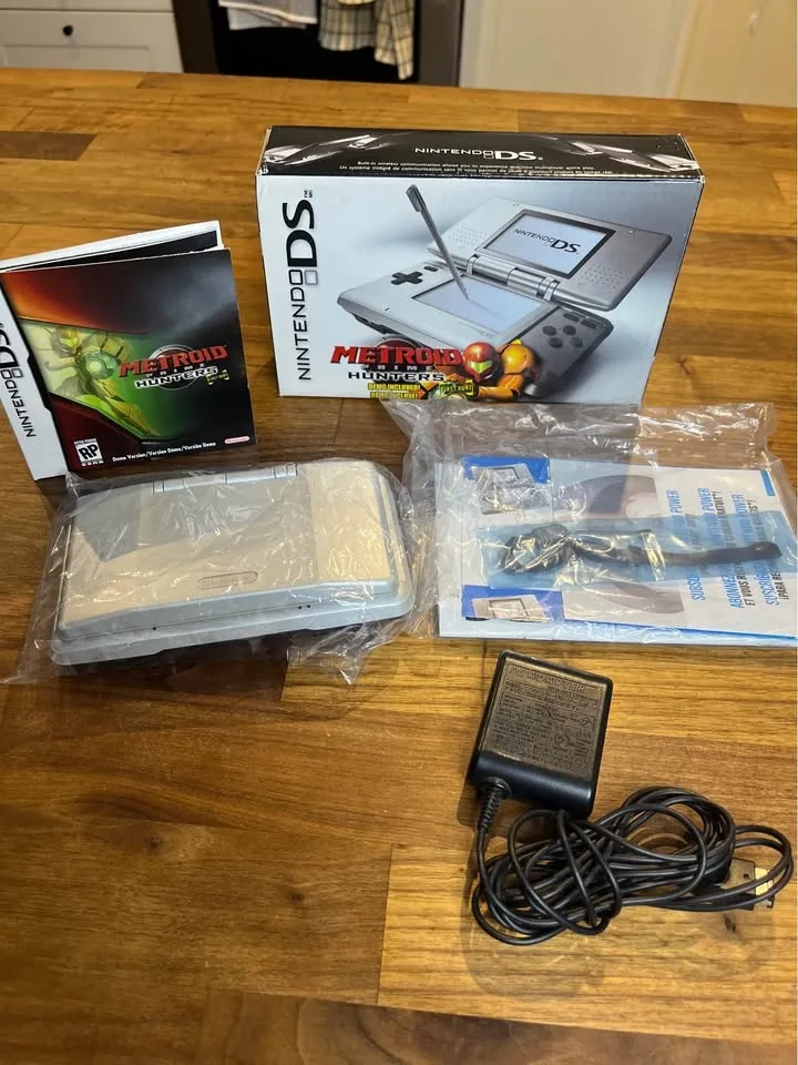 Nintendo DS CIB (Mint) + 2 Games image indicator(2)