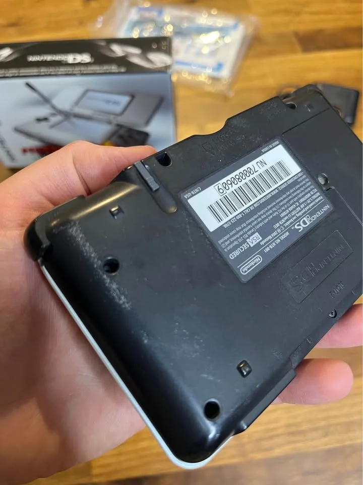 Nintendo DS CIB (Mint) + 2 Games image indicator(10)