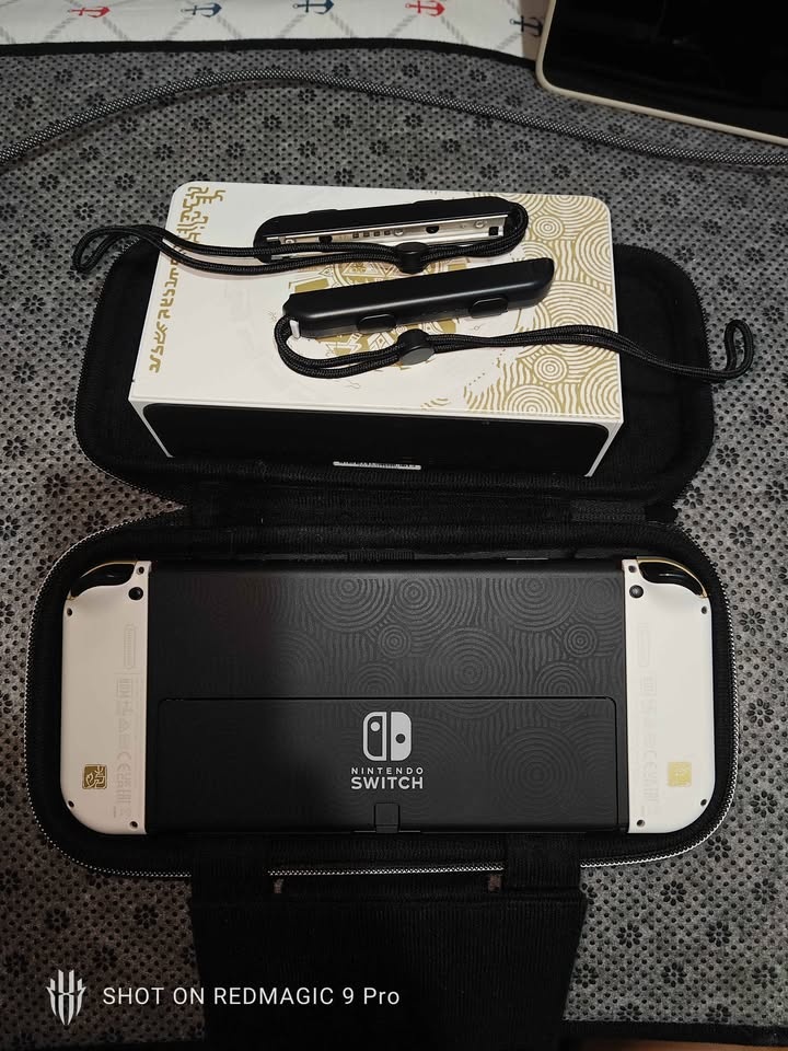 Nintendo Switch OLED Zelda edition - photo 3