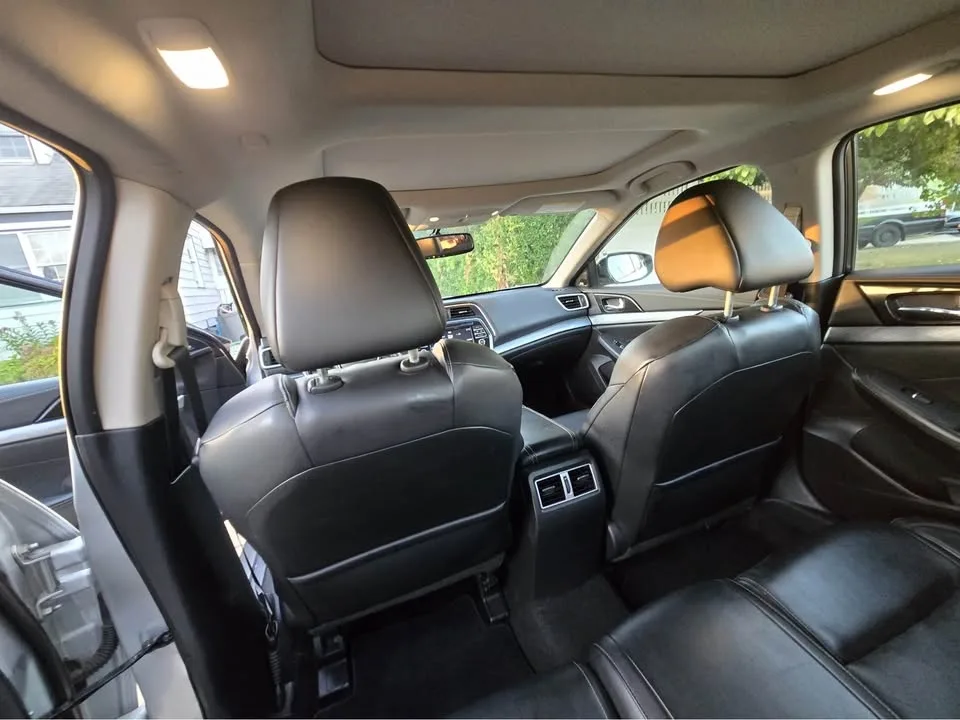 2017 Nissan Maxima · SL (2017.5) Sedan 4D image indicator(10)