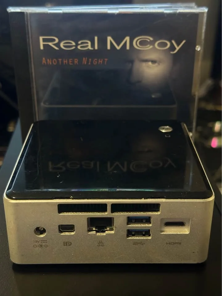 Intel i7 NUC desktop PC Windows 11 image indicator(2)