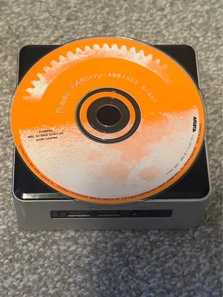 Intel i7 NUC desktop PC Windows 11 image indicator(5)