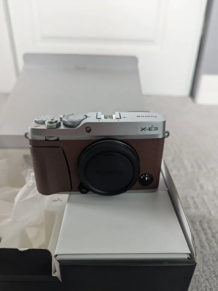 Fuji X-E3 Limited Brown + 22mm F2.0 + 50mm 2.0 image indicator(3)