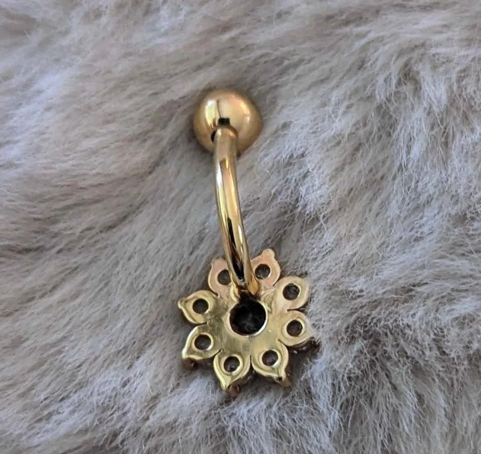 14k Gold Navel ring (14 guage curved barbell) image indicator(3)