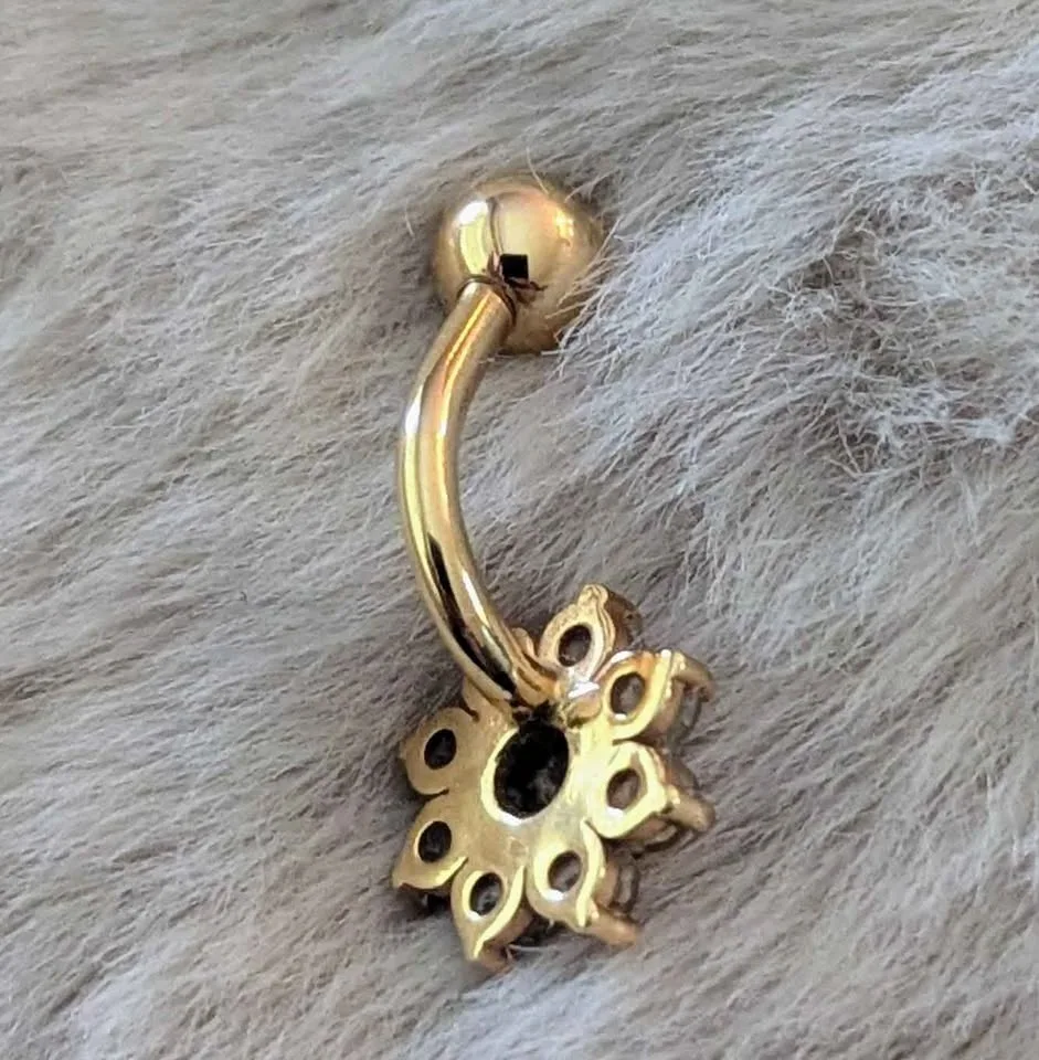 14k Gold Navel ring (14 guage curved barbell) image indicator(4)