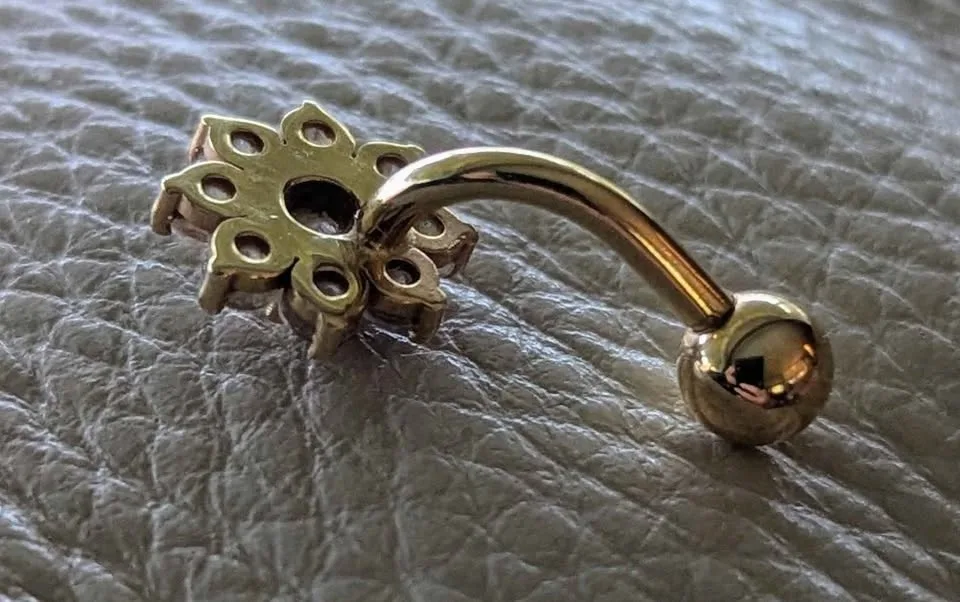 14k Gold Navel ring (14 guage curved barbell) image indicator(5)