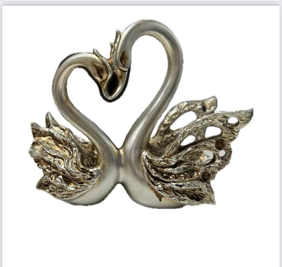 Swans Showpiece