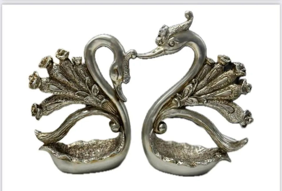 Swans Showpiece