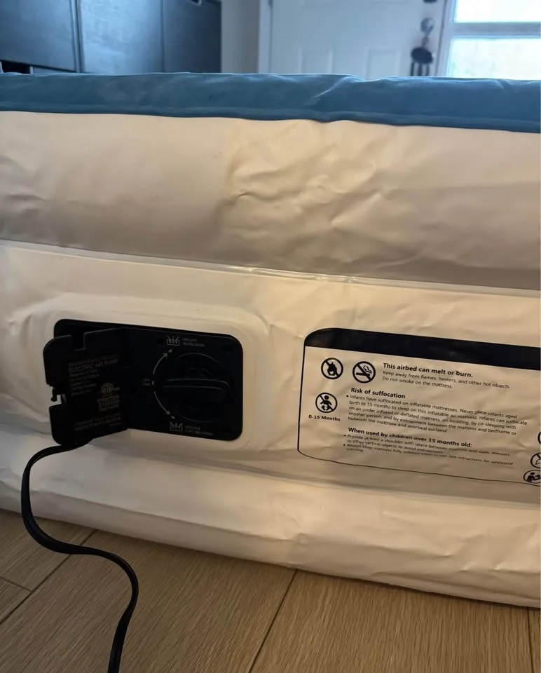 Air Mattress with Built in Pump - Queen sized image indicator(2)