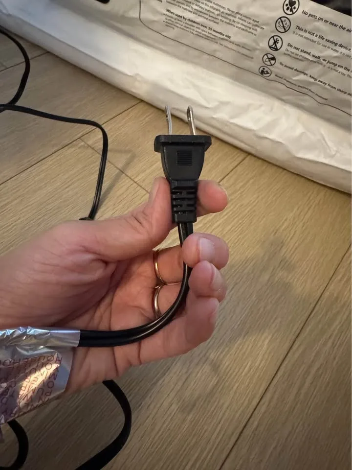 Air Mattress with Built in Pump - Queen sized image indicator(7)