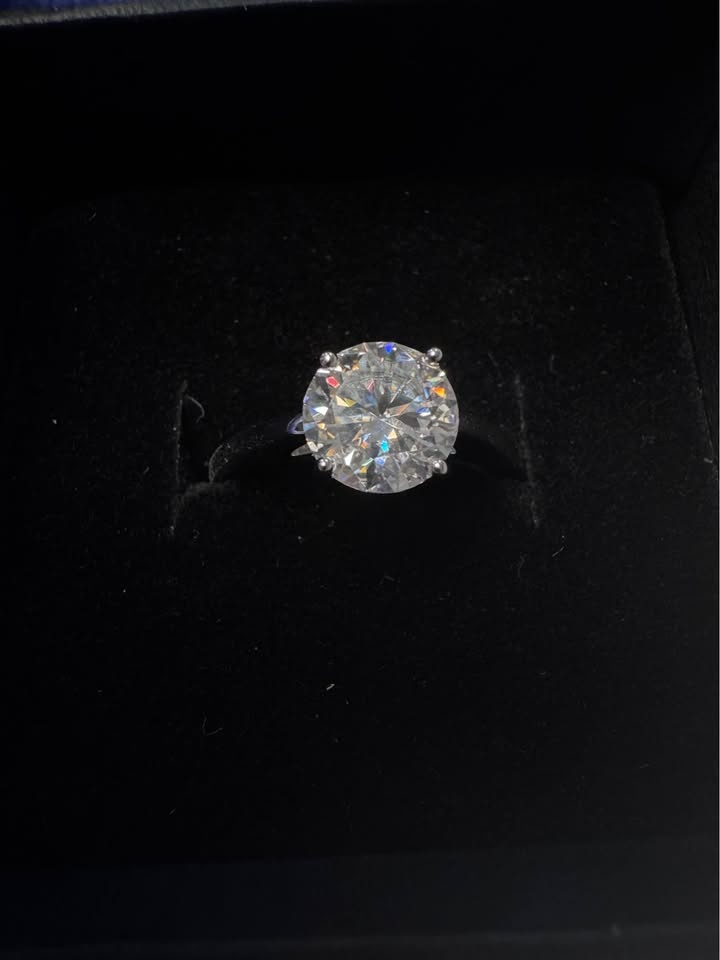 2ct Moissanite Solitaire Ring - Brand New - GRA Certified! - photo 2