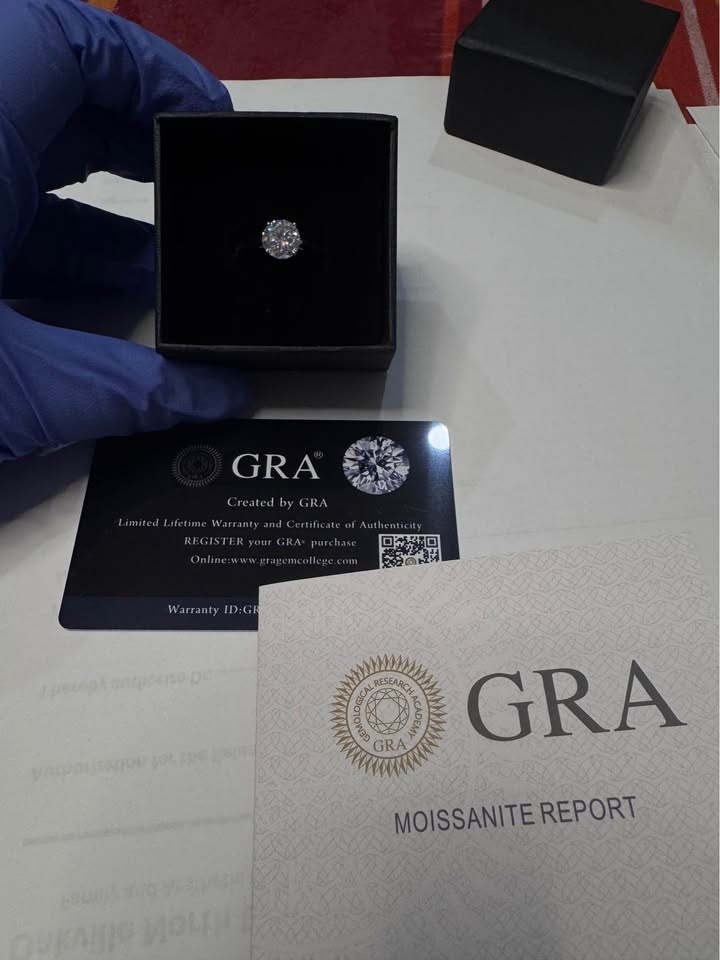 2ct Moissanite Solitaire Ring - Brand New - GRA Certified! - photo 3